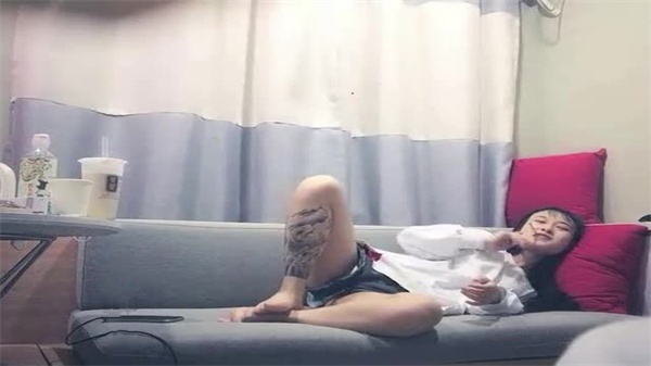 寻花偷拍：巨根魔人重金双飞盛宴，两位苗条美眉任你玩